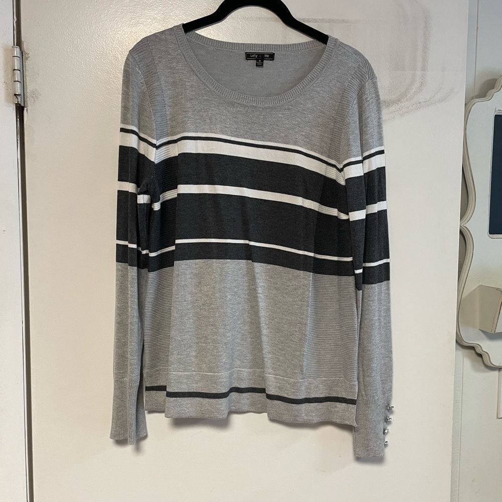 Lety & Me lightweight sweater. Size medium.